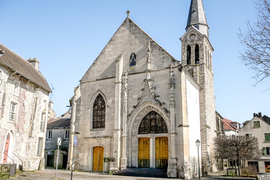 Façade extérieure de la Collégiale Notre-Dame à Dammartin