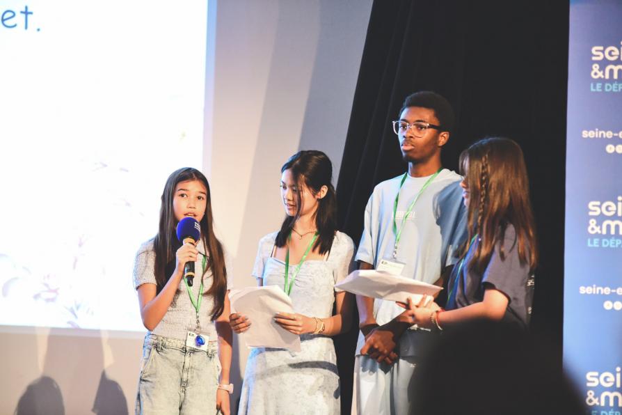 Un groupe de collégiens fait un exposé sur l'eau