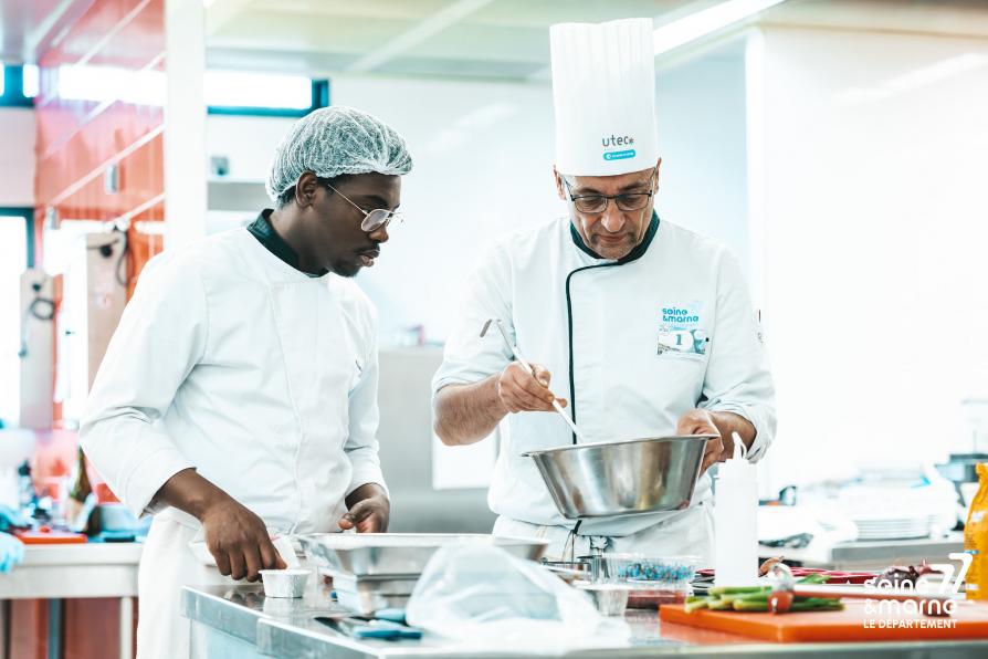 Un chef de cuisine et son apprenti
