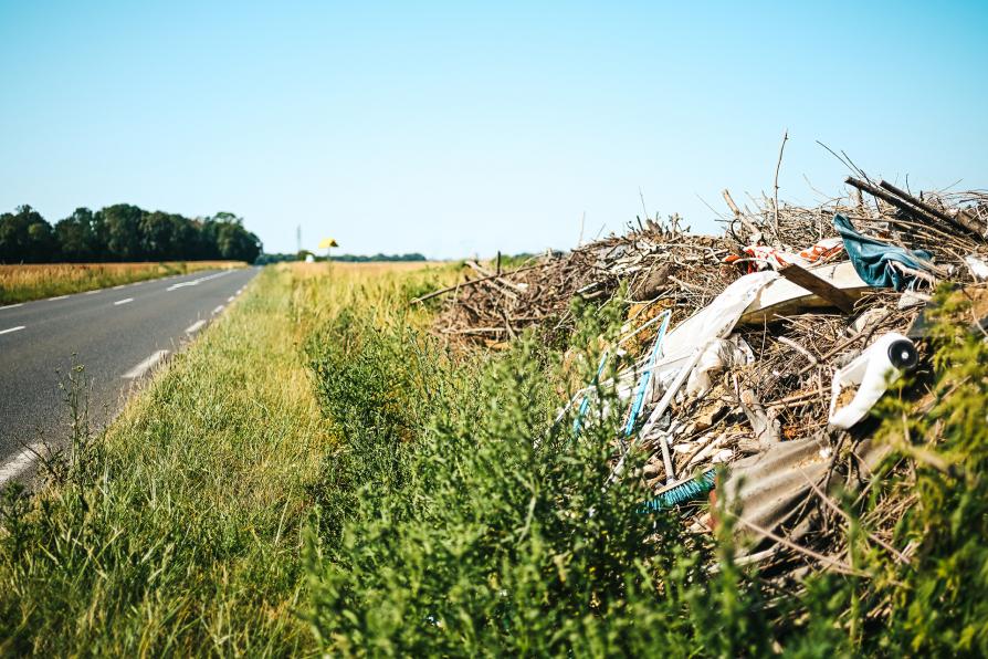 Dépôts sauvages sur le bord d'une route