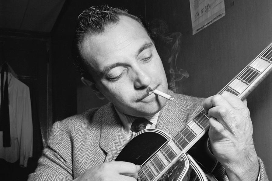 Django Reinhardt jouant de la guitare