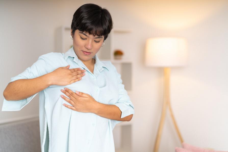 Une femme fait une auto-palpation de ses seins