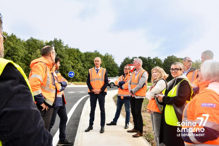 Oliver Lavenka avec les agents des routes 