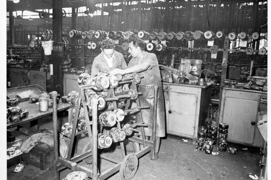 Deux ouvriers dans une usine