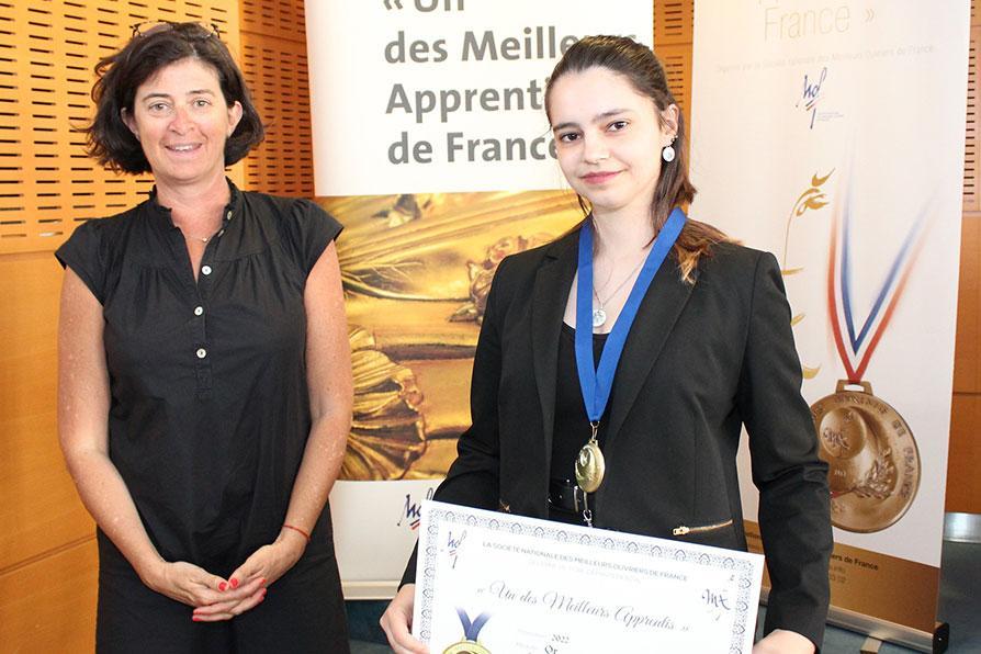 Une lauréate du concours "Un des meilleurs apprentis de France" avec une élue du conseil départemental de Seine-et-Marne