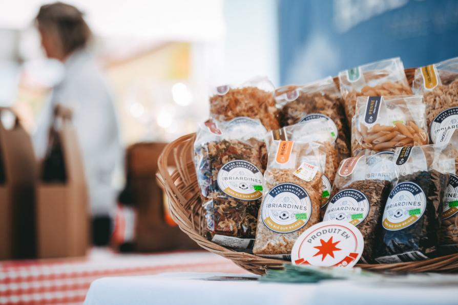 Paquets de pâtes locales dans un panier