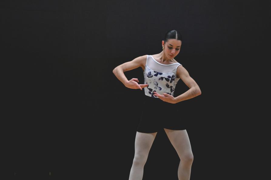 Jeune danseuse recompensée à un concours de jeunes talents
