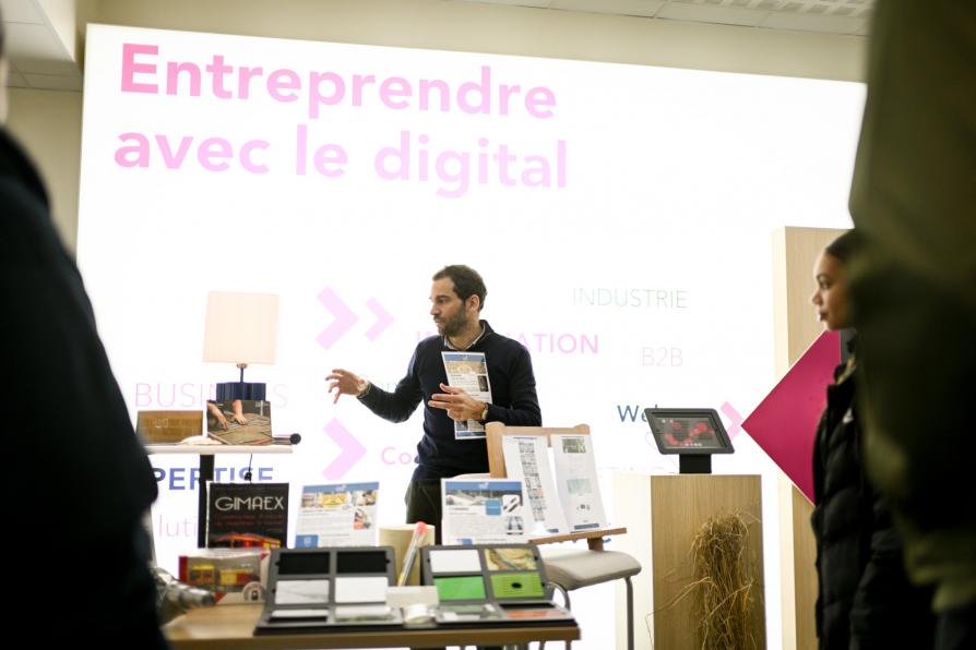 Stand d'information sur entreprendre avec le digital