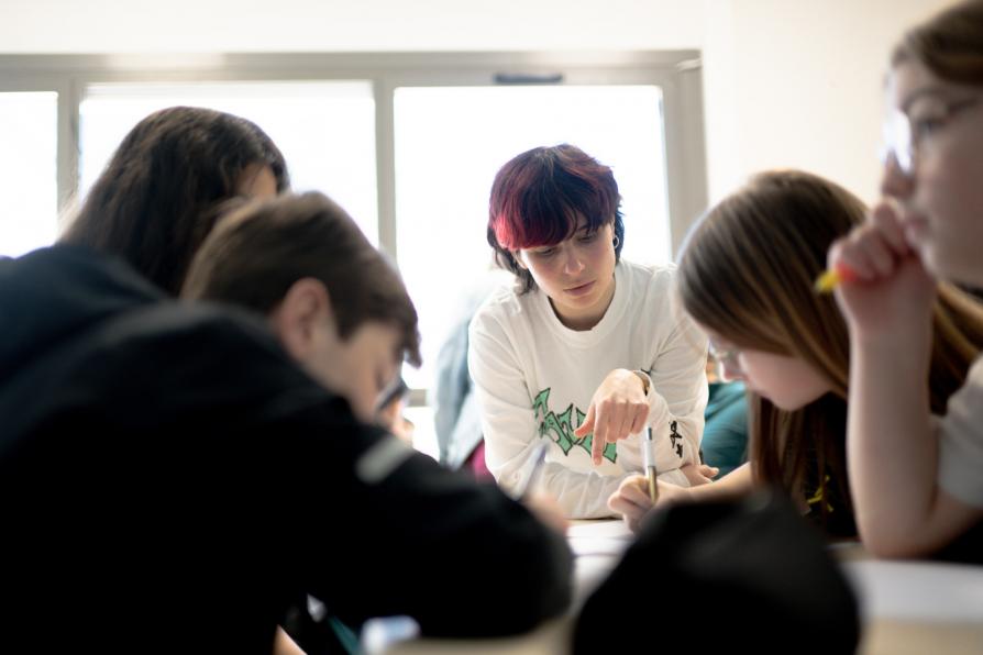 une artiste avec des collégiens pour écrire une chanson