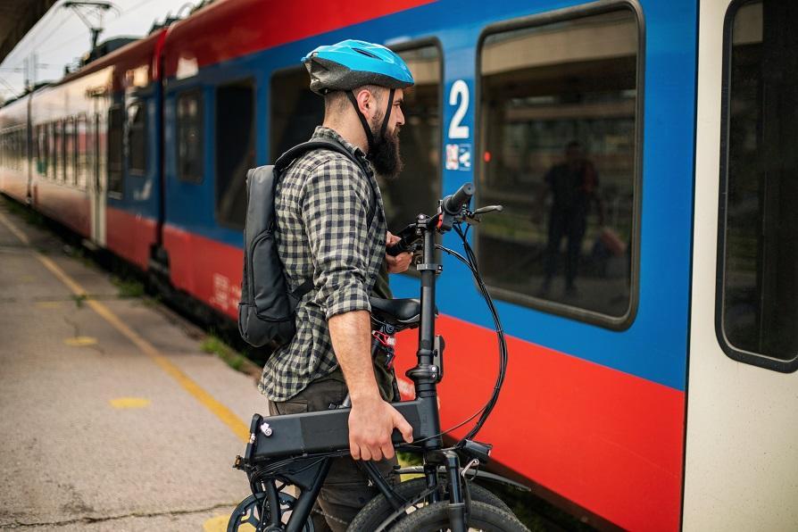 Un homme rentre dans les transports avec son vélo