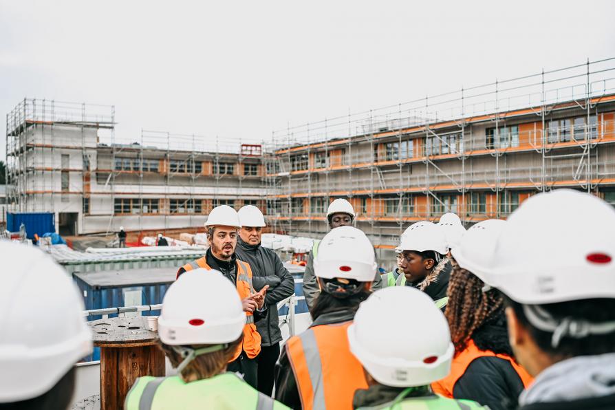 Des collégiens visitent le chantier d'un collège en Seine-et-Marne