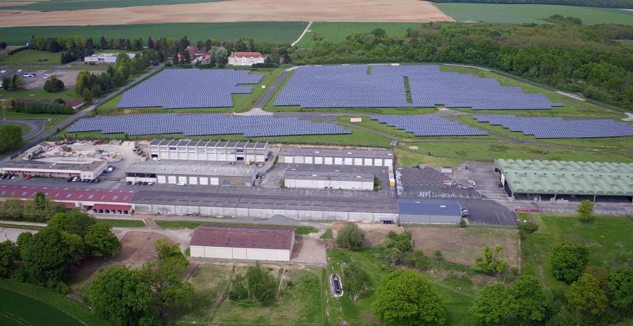 Vue du ciel sur la centrale solaire de Sourdun