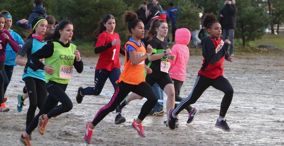 Jeunes filles en train de faire un cross