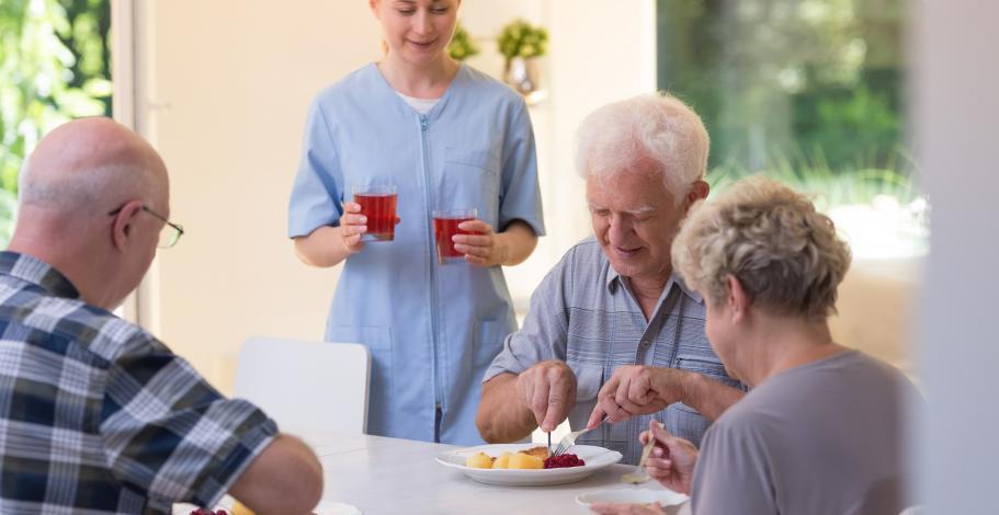 Infirmière et seniors qui mangent