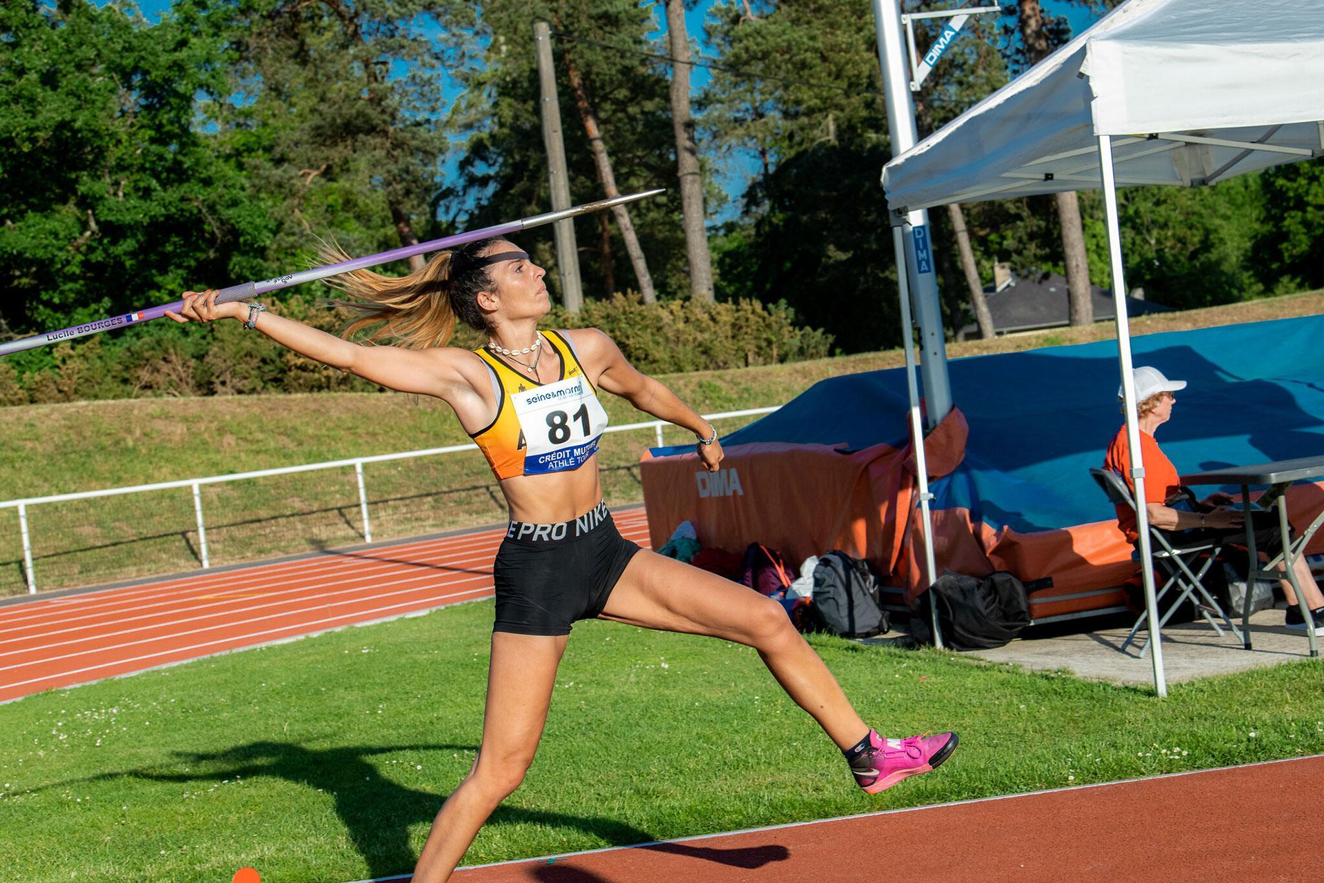 Une lanceuse de javelot dans un stade d'athlétisme