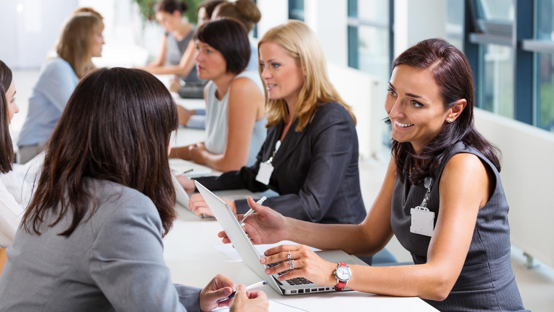 Un groupe de femmes discutent 