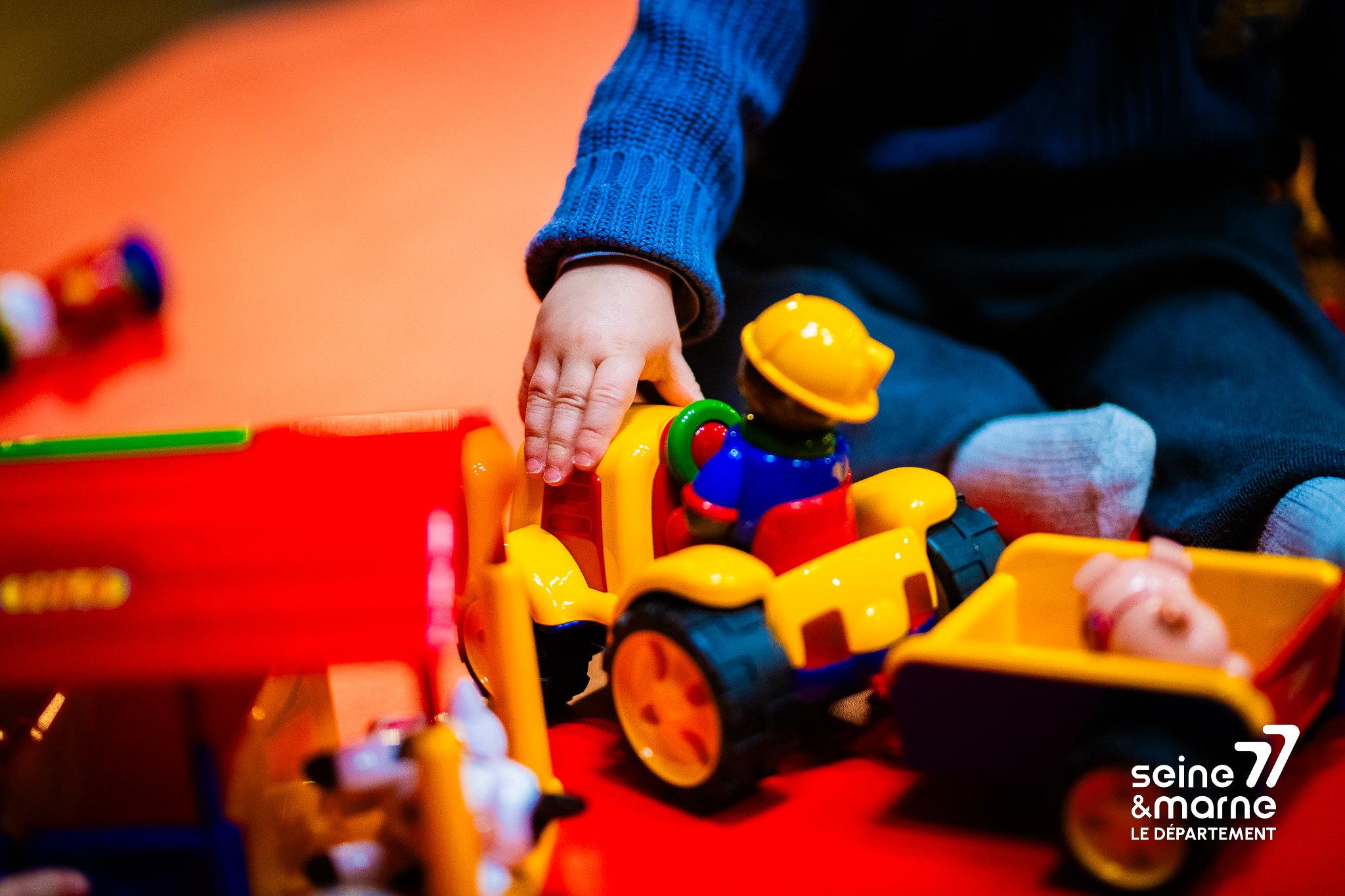 Un enfant joue avec des jeux