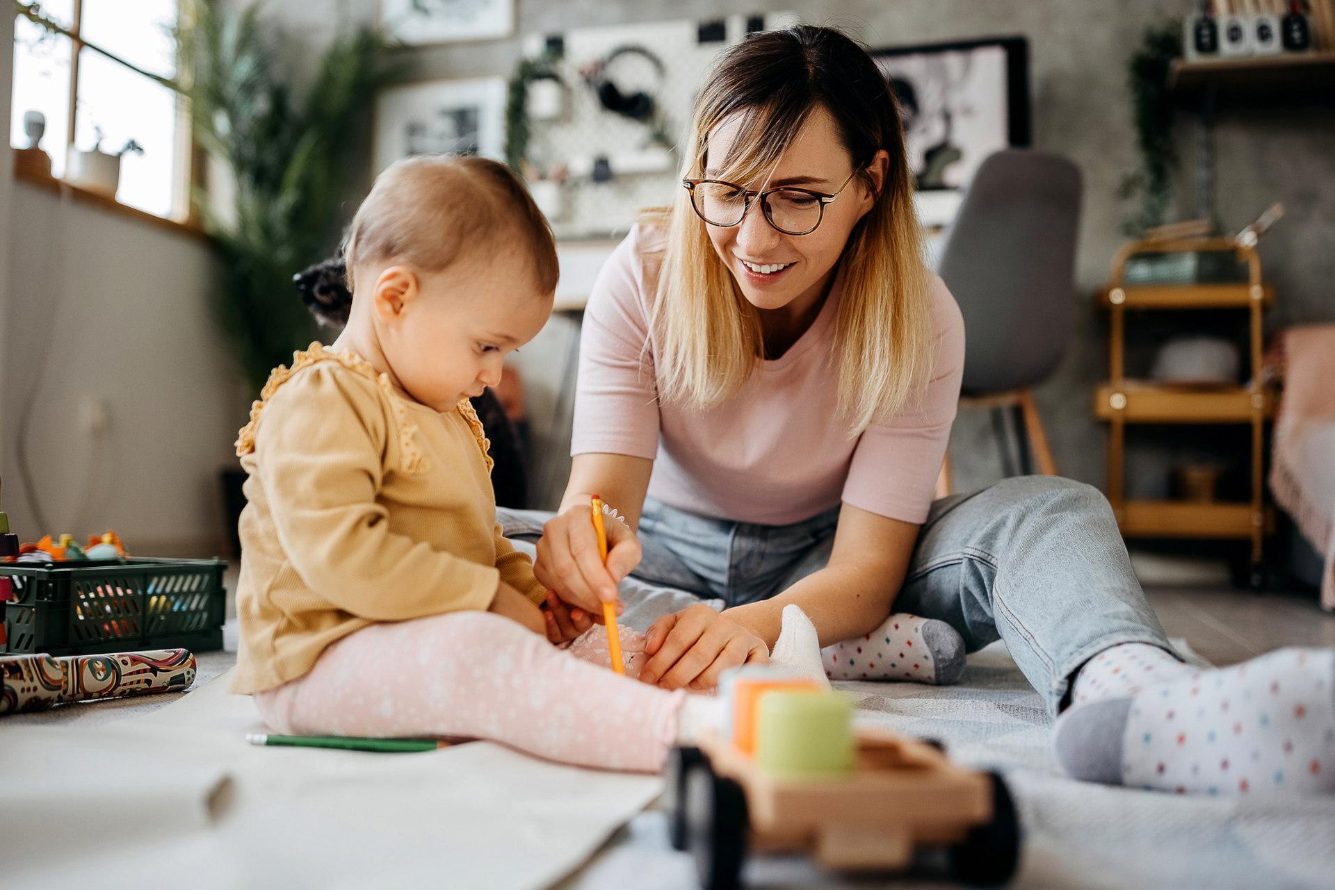 Une assistante familiale avec un bébé
