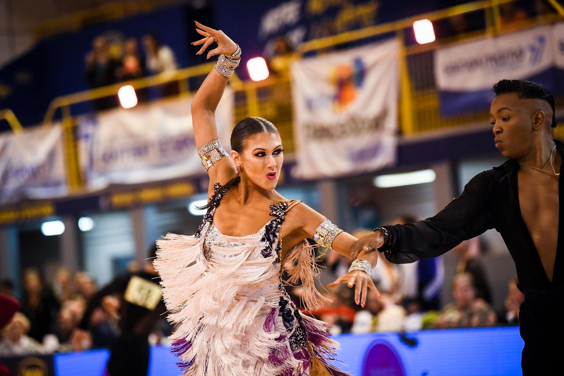 https://www.seine-et-marne.fr/sites/default/files/styles/300x300/public/media/images/saphir-cup-2022-danse-latine-danseurs.jpg?itok=1fWvkhpZ