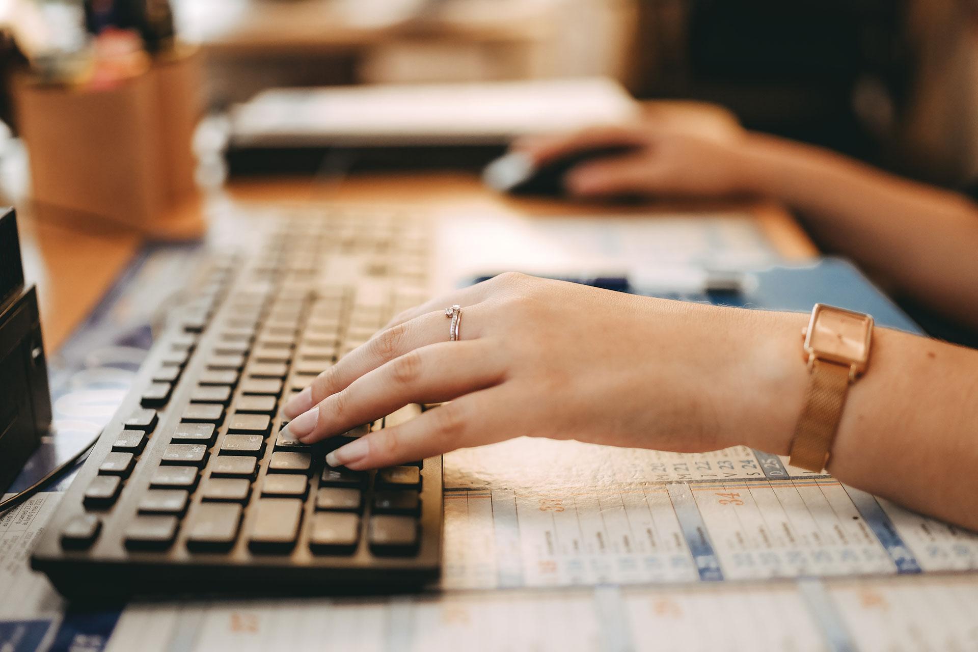 https://www.seine-et-marne.fr/sites/default/files/styles/original/public/media/images/travail-recrutement-emploi-ordinateur_marie_digard.jpg?itok=WrPIwPen